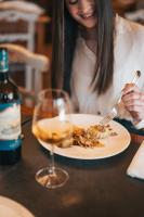 een vrouw aan een tafel met een bord eten en een wijnglas bij RICASOLI, Brolio Agriroom in Gaiole in Chianti