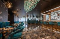 Elania Resort & Spa في كلوي نابوكا: مطعم ذو كراسي زرقاء وثريا