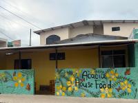 ein Haus mit einem Blumenwandbild an der Seite in der Unterkunft Apartamento JAGA in Puerto Ayora