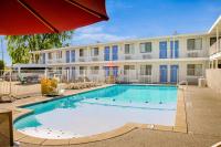una piscina frente a un edificio en Motel 6-Tacoma, WA - Fife, en Fife