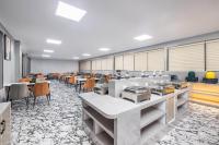 une salle à manger avec tables et chaises et une cafétéria dans l'établissement Jingyue Yaduo Hotel, à Yiwu