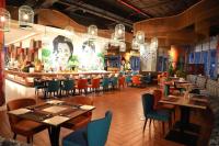 een restaurant met tafels en stoelen en een bar bij Panorama Sky Beach Recidences in Nha Trang