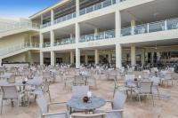 um pátio vazio com mesas e cadeiras em frente a um edifício em Albatros Makadi Resort - 24 HRS All Inclusive em Hurghada