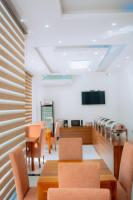 TV a/nebo společenská místnost v ubytování Kings Town Hotel Anuradhapura