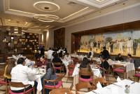 un grupo de personas sentadas en mesas en un restaurante en Fiesta Americana Merida, en Mérida