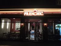 Un restaurant u otro lugar para comer en Aerostay Jamal