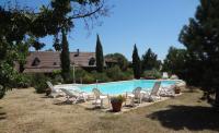 - un groupe de chaises assises à côté de la piscine dans l&#39;établissement La Petite Grange, à Saint-Martin-Labouval