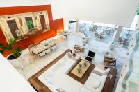 Vista aérea de um restaurante com móveis e mesas brancas. em Encanto Acapulco em Acapulco