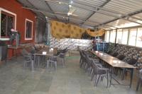 ein Esszimmer mit Holztischen und Stühlen in der Unterkunft Imperial Lodging & Resort in Tempel Bhimashankar