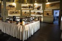 Un restaurante con una mesa con comida encima. en Gondwana Hakusembe River Lodge, en Rundu