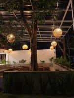 une chambre avec un arbre, des chaises et des lumières dans l'établissement Jungle Trails, à Sigirîya