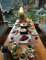 松潘松潘怿宿古道牧风民宿Yisu的餐桌上满是食物的桌子