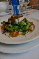 エイバルにあるHotel Eibarのサンドイッチとサラダを盛り付けた皿