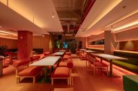 un restaurant avec des tables et des chaises dans une salle dans l'établissement COMMON INN Thu Dau Mot, à Ga Phú Văn