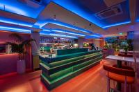 un bar avec des lumières bleues dans un restaurant dans l'établissement COMMON INN Thu Dau Mot, à Ga Phú Văn