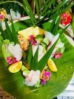 枚州县Mai Châu Medifarm Retreat的香蕉叶顶上的一盘食物