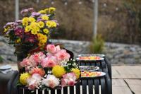 枚州县Mai Châu Medifarm Retreat的桌子上放着两盘花