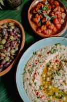 una mesa con dos tazones de comida y un plato de comida en Tierra Encantada, en Nosara