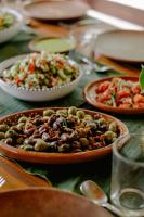 Una mesa con platos de comida sobre una mesa. en Tierra Encantada, en Nosara