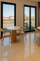 ArnavutköyにあるPositive Hotelのテーブルと椅子、バルコニーが備わる客室です。