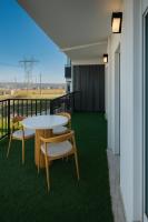 ArnavutköyにあるPositive Hotelのバルコニー(緑の芝生付)にテーブルと椅子