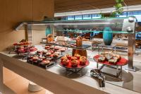Una línea de buffet con muchos tipos diferentes de comida. en Braira Jazan Hotel, en Jazan