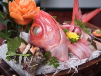 旅館の敷地内または近くでの食事または食べ物
