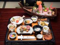 旅館の敷地内または近くでの食事または食べ物