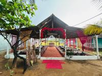 En have udenfor Sukhi Beach Cottage