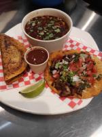 Jídlo v hostelu nebo okolí