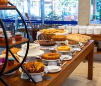 乌巴图巴Pousada Ilha Vitoria的馅饼,蛋糕和其他甜点