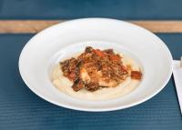 un plato blanco de comida en una mesa en Oporto Fly Hotel, en Maia