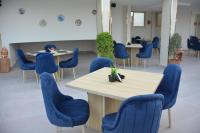 einen Konferenzraum mit blauen Stühlen und einem Holztisch in der Unterkunft Pyramids Khan Hotel in Kairo