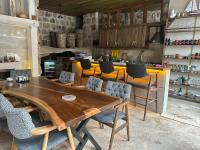 Una cocina con una mesa y sillas de madera. en Atilla's Cave Hotel, en Nevşehir