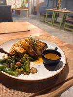 um prato de alimentos com carne e legumes sobre uma mesa em Octopus Garden Dive Resort em Havelock Island