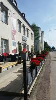 una fila de bancos con flores en un edificio en Hotell Östermalm, en Motala