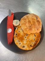 duas panquecas em um prato preto com uma faca em Dare Valley Accommodation and Campsite em Aberdare