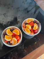 two bowls of fruit sitting on top of a table at Maison Garesché - idéal télétravail & nature in Nieulle-sur-Seudre