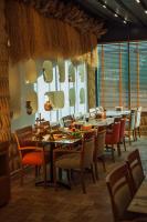 een eetkamer met tafels en stoelen en ramen bij Selebrity Cappadocia in Avanos