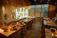 een restaurant met tafels en stoelen met eten erop bij Selebrity Cappadocia in Avanos