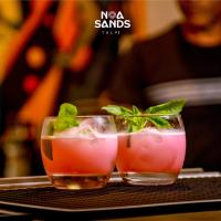 タールにあるNoa Sands By Ceylon Vistasのカクテル2杯(テーブルの上に座る)