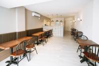 una fila de mesas y sillas en un restaurante en 日上微旅 stay & café, en Chaozhou