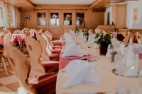 een lange tafel in een kamer met tafels en stoelen bij Gasthof Haidbach in Mittersill