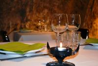 due bicchieri da vino seduti su un tavolo con una candela di Loft con chimenea y terraza con vistas - Cal Caterino a Montsonis