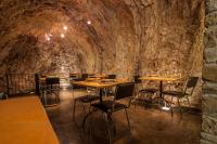 un ristorante con tavoli e sedie in una grotta di Loft con chimenea y terraza con vistas - Cal Caterino a Montsonis