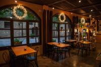 un ristorante con tavoli e sedie in una stanza con finestre di Loft con chimenea y terraza con vistas - Cal Caterino a Montsonis