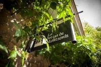 un cartello sul lato di un edificio di Casa con chimenea y vista al valle - Cal Valeriet a Montsonis