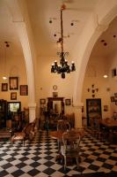 sala de estar con lámpara de araña, mesas y sillas en Bungalow 2 Raikabagh, en Jodhpur