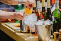 una persona exprimiendo una naranja en un vaso con hielo en Casa Marana by Le Lido, en Lucciana