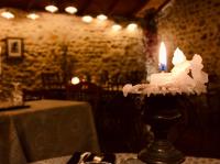 een kaars bovenop een tafel bij Lou moulinou in Saint-Julien-de-Cassagnas